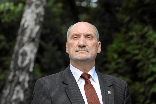 Zemsta Macierewicza na powstańcu, bo nie godził się na odczytanie apelu smoleńskiego?