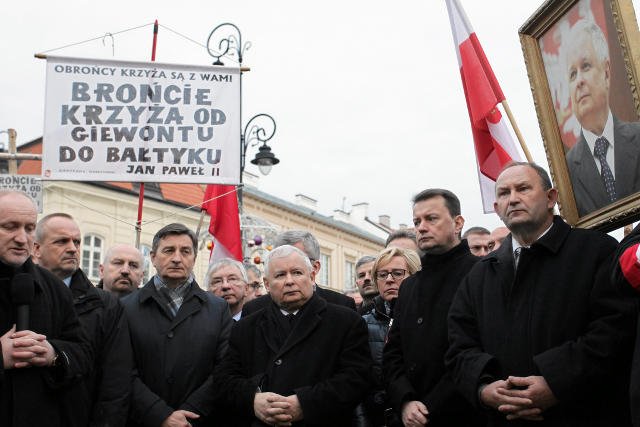 W zachodniopomorskim rocznicę katastrofy smoleńskiej uczczą alarmami, wstrzymaniem ulicznego ruchu i minutą ciszy – uzasadniają to rozporządzeniem w sprawie systemów wykrywania skażeń.