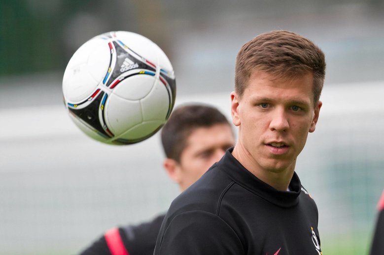 Wojciech Szczęsny, czołowy bramkarz polskiej reprezentacji w piłce nożnej, wychodził na papieroska z prezydentem Dudą i prezesem Bońkiem.