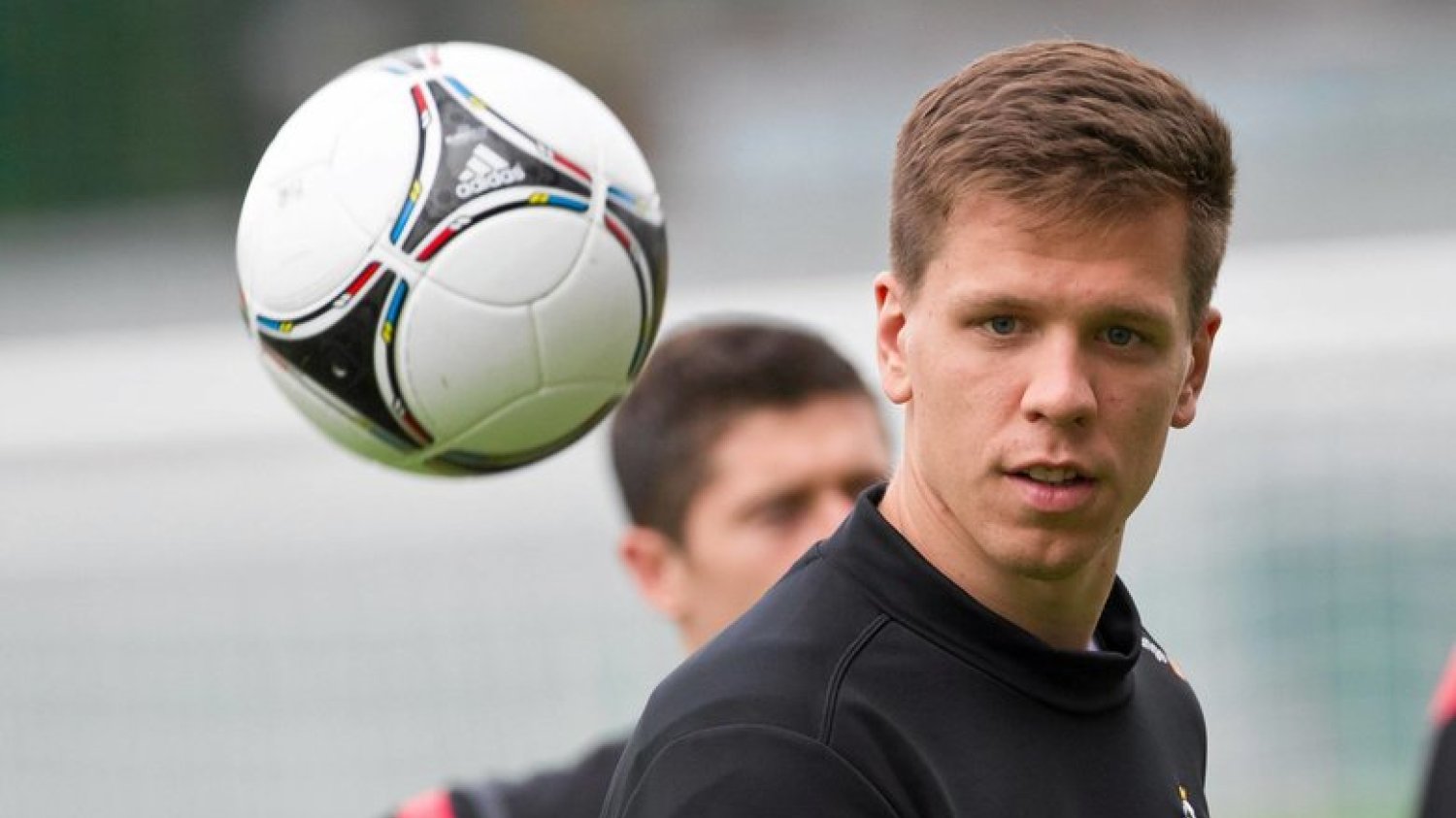 Wojciech Szczęsny, czołowy bramkarz polskiej reprezentacji w piłce nożnej, wychodził na papieroska z prezydentem Dudą i prezesem Bońkiem.