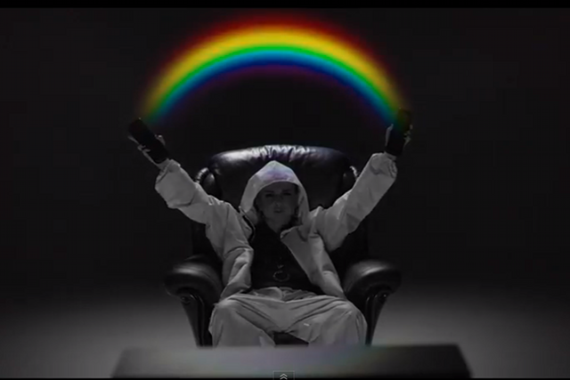 Dorota Masłowska w swoim teledysku porusza temat znienawidzonej tęczy.