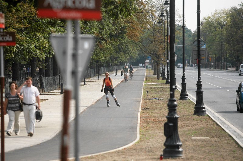 Rolkarz i rowerzysta jadący obok siebie w zgodzie? U nas to raczej rzadkość.