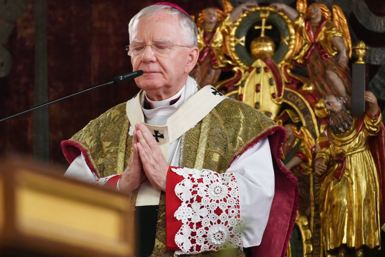 Przełom w sprawie molestowania w hospicjum. Co z Jędraszewskim