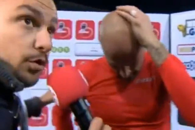 Po porażce ze Standardem Liege kibice Charleroi rzucali różnymi przedmiotami w Jelle'a Van Damme'a