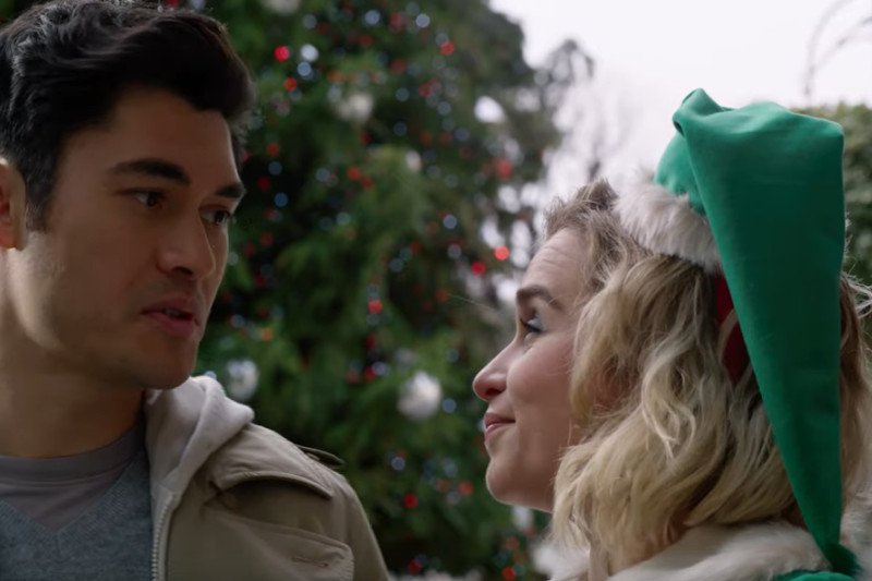 Emilia Clarke wciela się w rolę Kate, która pracuje jako elf w sklepie ze świątecznymi gadżetami.