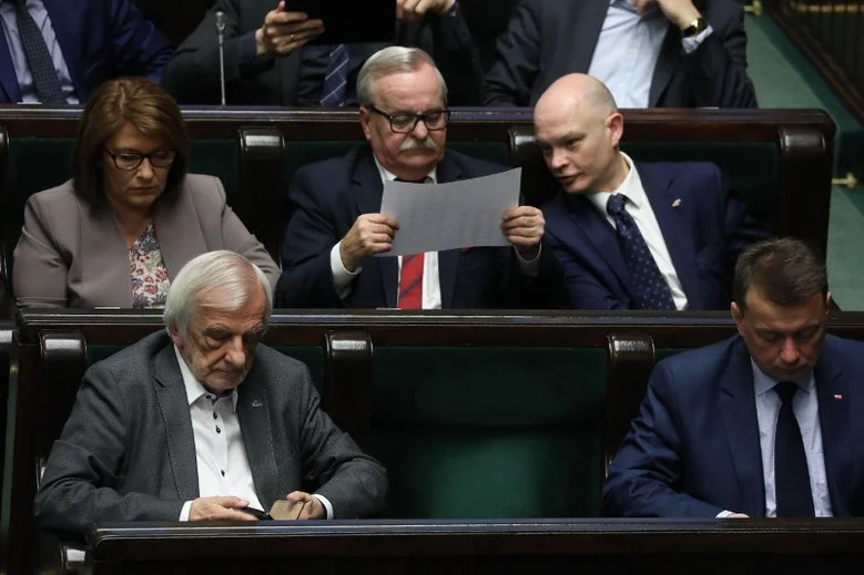 Przez Sejm i Senat przepchnięto ustawę o SN pełną błędów. Widać, jak wielka jest determinacja posłów PiS, by przejąć Sąd Najwyższy jeszcze przed wyborami samorządowymi.