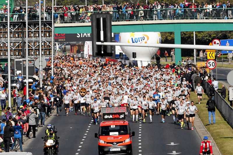 Na trasie "Biegnij Warszawo" doszło do tragedii – zmarł jeden z uczestników biegu.