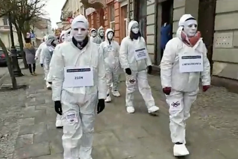 "Marsz Niewolników" przeciw obostrzeniom i szczepieniom na COVID-19 przeszedł ulicami Obornik.