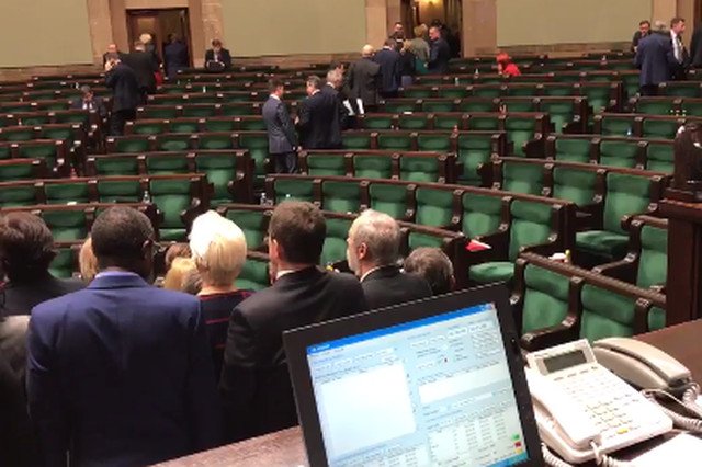 Jan Grabiec pokazał jak posłowie PiS wychodzą z sali obrad, gdy opozycja śpiewa hymn.
