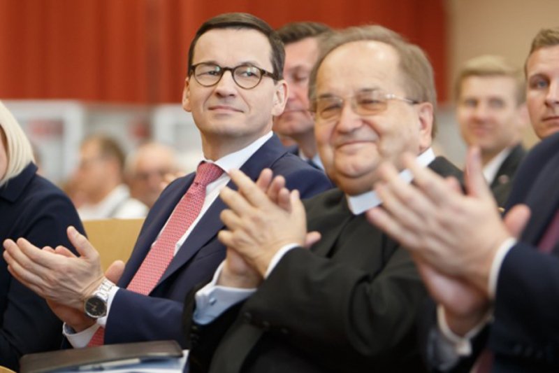 Rocznica powstania Radia Maryja ciągnie się za premierem do tej pory.