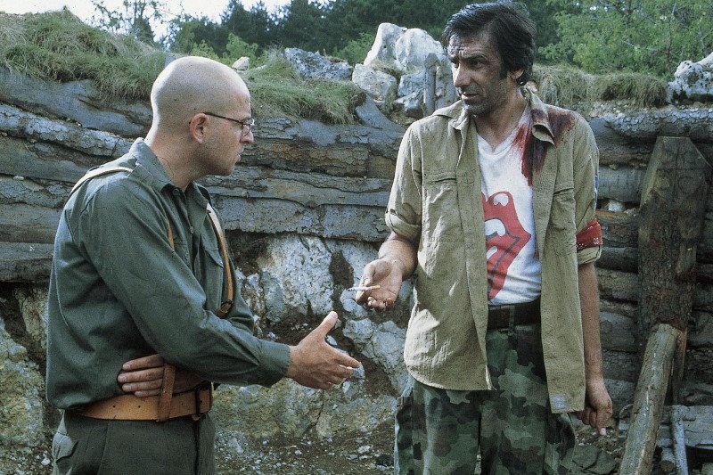 Gorzka komedia o konflikcie na Bałkanach odsłania absurdy wojny.