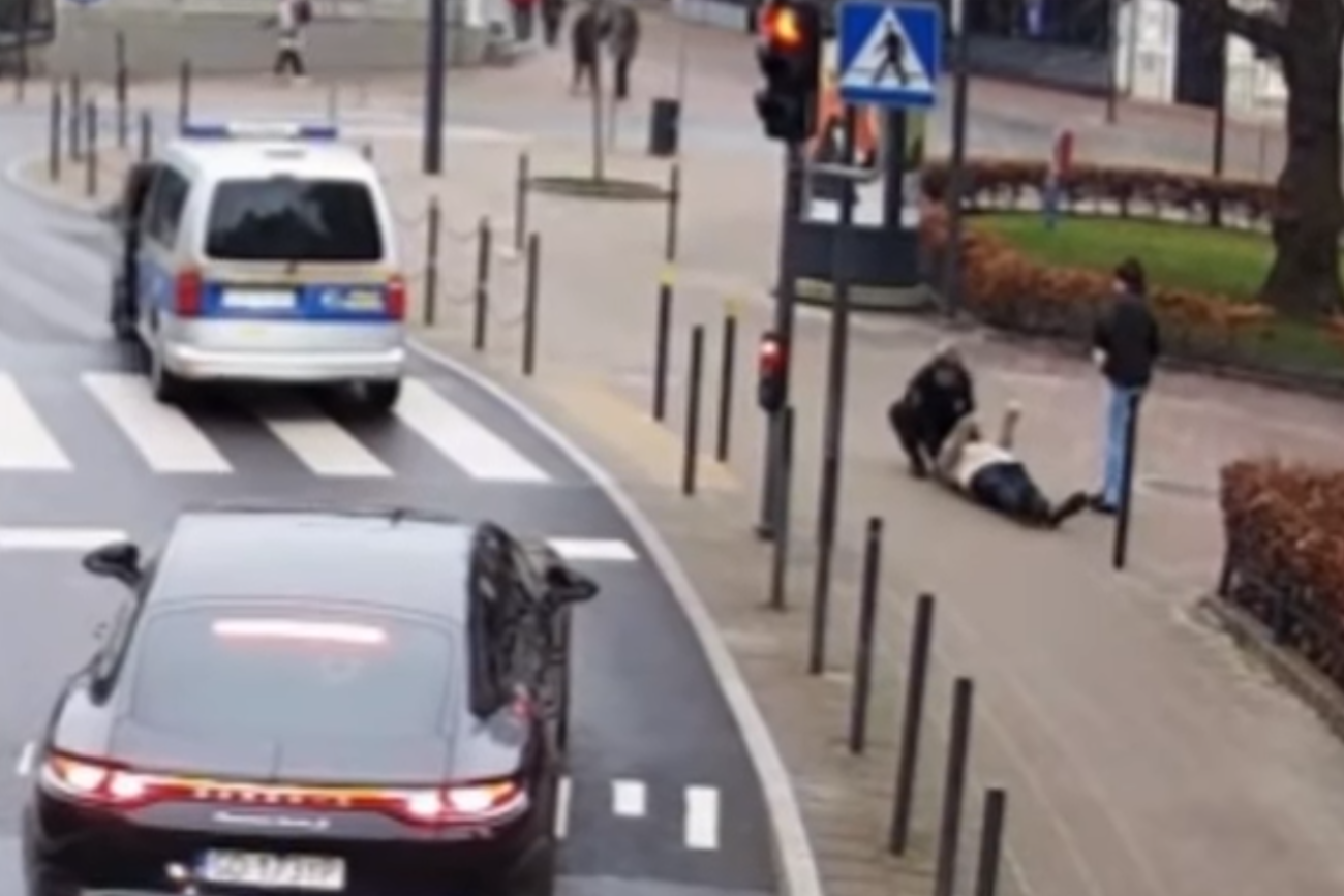 Strażniczka miejska z Sopotu ruszyła na pomoc mężczyźnie na chodniku. Jest nagranie z akcji