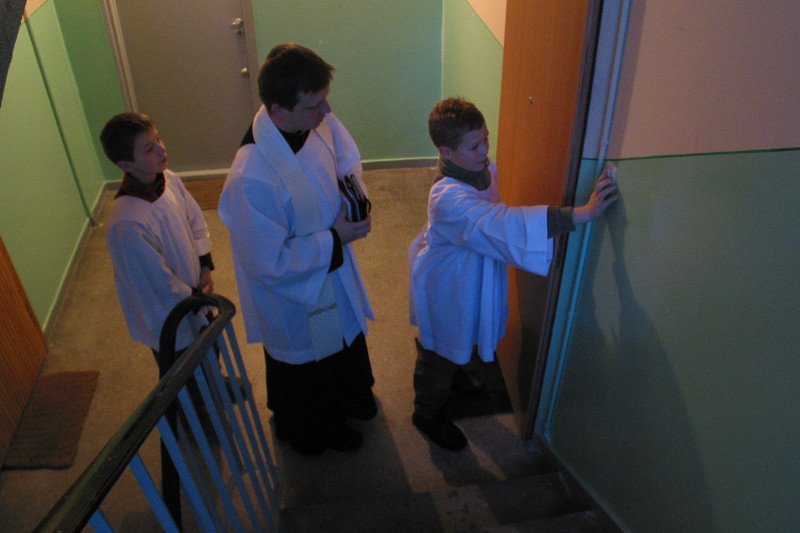 Mieszkańcy z jednej z rzeszowskich parafii, na wycieraczkach swoich mieszkań znaleźli karteczki z dość ciekawą informacją.