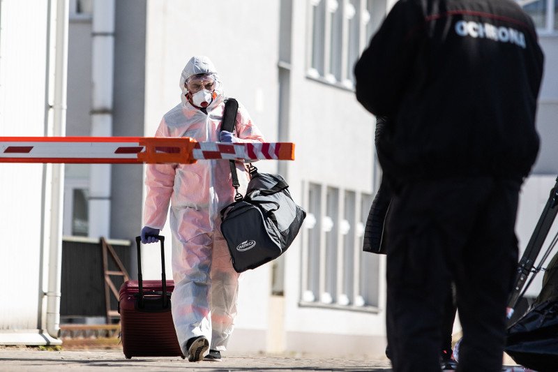 Dr Paweł Grzesiowski: wysoki wskaźnik zakażeń medyków w Polsce.