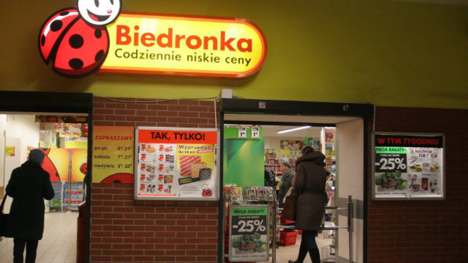 Kartami można już płacić w ponad 330 sklepach Biedronki