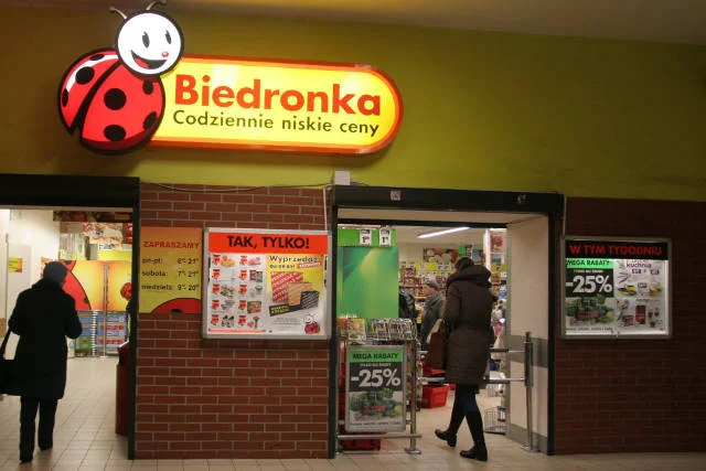 Kartami można już płacić w ponad 330 sklepach Biedronki