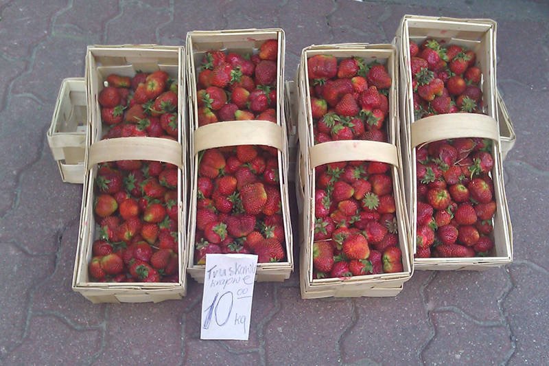 Truskawki sprzedawane wprost z chodnika
