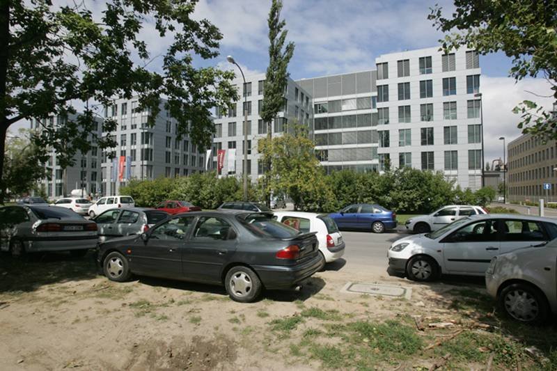 Dziki parking na ulicy Domaniewskiej między ulicami Suwak i Postępu w Warszawie