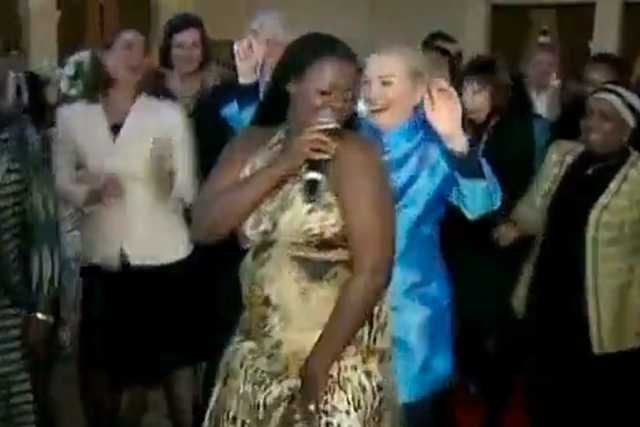 Hillary Clinton tańczy w Malawi