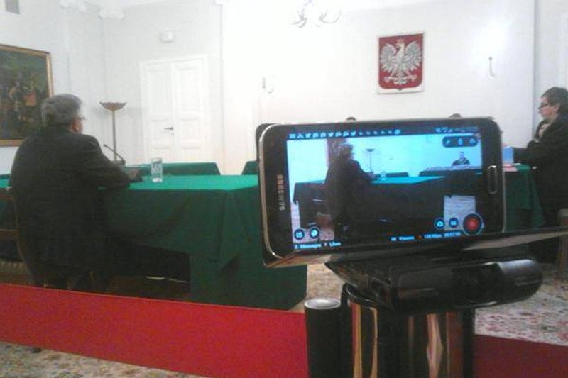 Telewizje odpowiadają na zarzuty prawicowych dziennikarzy. "Nie przemilczeliśmy zeznań Bronisława Komorowskiego"