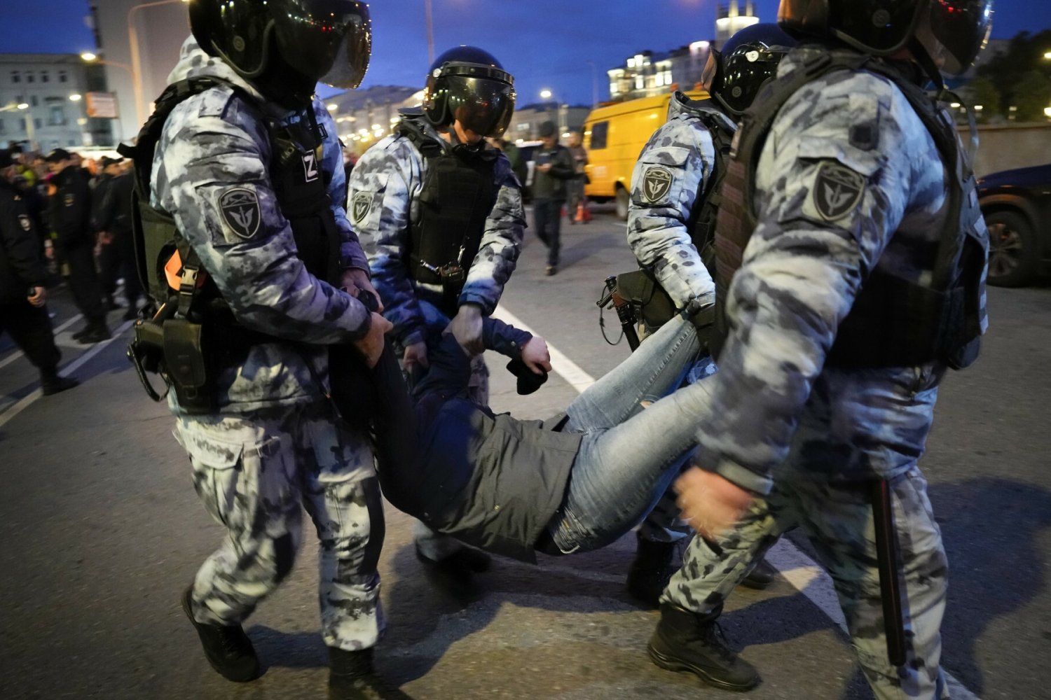 Zaostrza się cenzura w Rosji. Zdjęcie ilustracyjne, przedstawia zatrzymania w Moskwie po protestach we wrześniu 2022