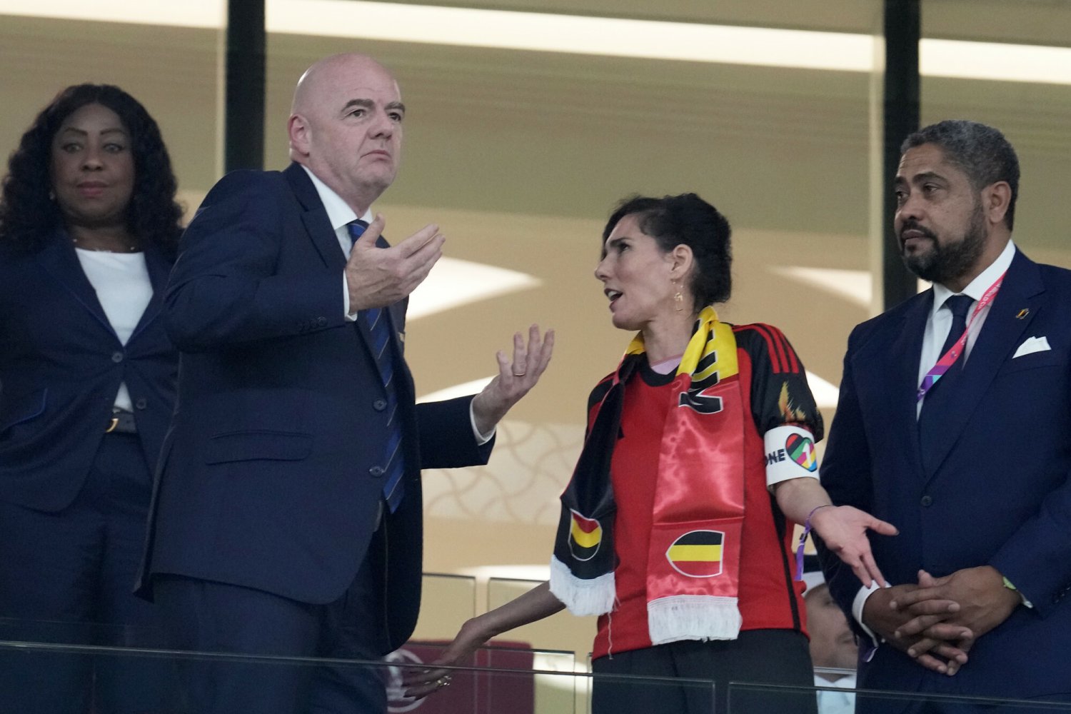 Belgijska minister spraw zagranicznych z tęczową opaską usiadła na trybunach obok prezesa FIFA.