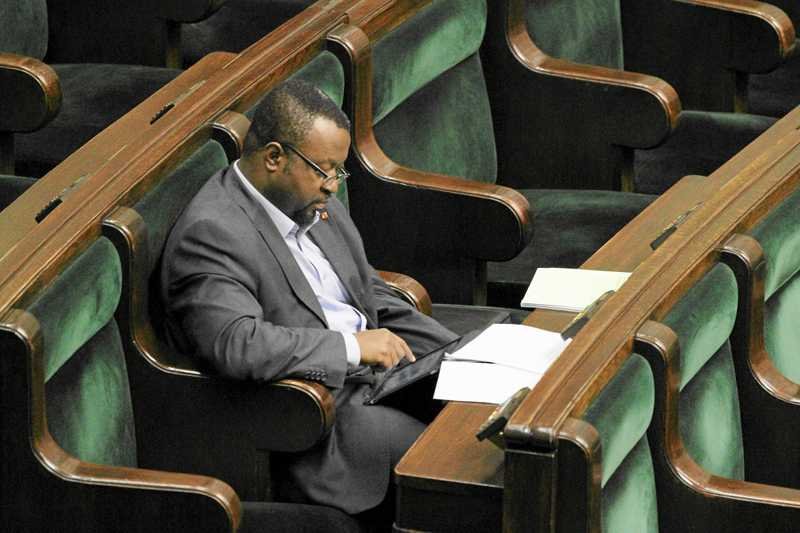 Na zdjęciu poseł John Godson, niejednokrotnie wyśmiewany przez innych posłów z powodu koloru skóry