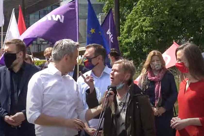 Na konferencji Roberta Biedronia w pewnym momencie mikrofon przejęła starsza pani.