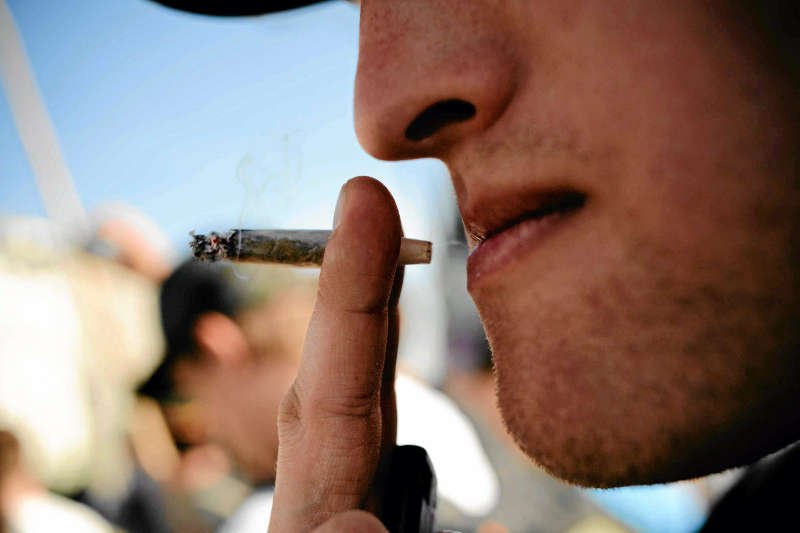 Unikniesz wyroku, jeśli policja złapie Cię tylko ze skręconym jointem? Sprawdzamy mit