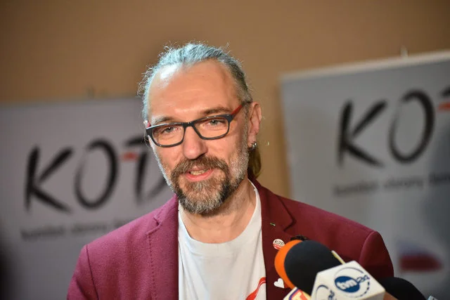 Mateusz Kijowski, były lider KOD, pisze, że jest wzruszony i dziękuje internautom za wsparcie.