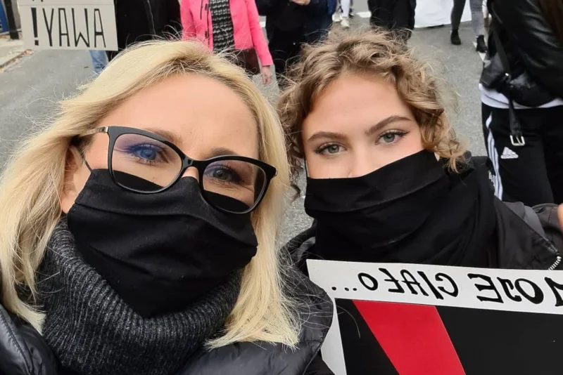 Policjant na Strajku Kobiet nie pozwolił Annie Samusionek przejść ulicą.