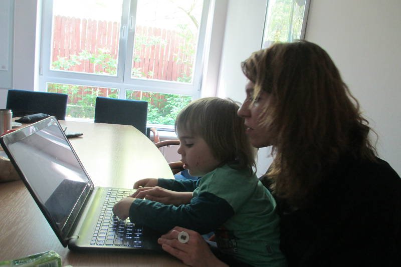 Podczas dnia w CO-MIXie co jakiś czas dzieci przychodzą do swoich mam. Ale nawet Teodor posiedział ze mną tylko chwilę i pobiegł do pokoju zabaw