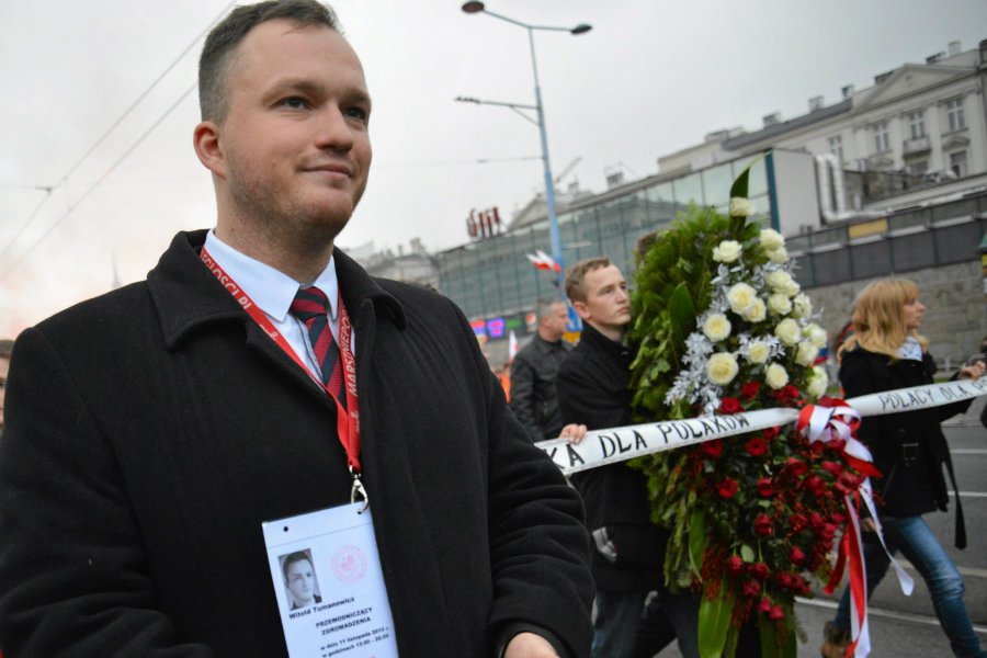 Lider narodowców Witold Tumanowicz podczas marszu Polska dla Polaków. Wytyka PiS hipokryzję ws. przyjętych do Polski uchodźców.