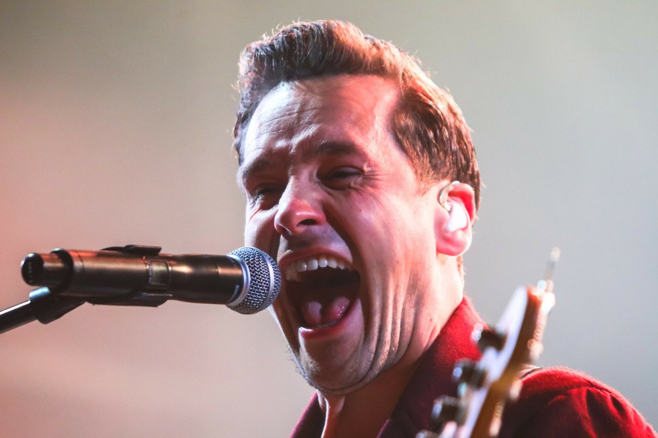 Krzysztof Zalewski podczas Festiwalu Letnie Brzmienia wystąpił z tęczową flagą