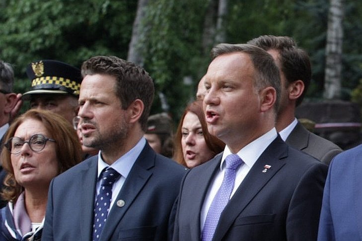 Z najnowszego sondażu Instytutu Badań Pollster dla "Super Expressu" wynika, że Rafał Trzaskowski w drugiej turze w starciu z Andrzejem Dudą uzyskuje 48,68 proc. poparcia, zaś Andrzej Duda – 51,32 proc.