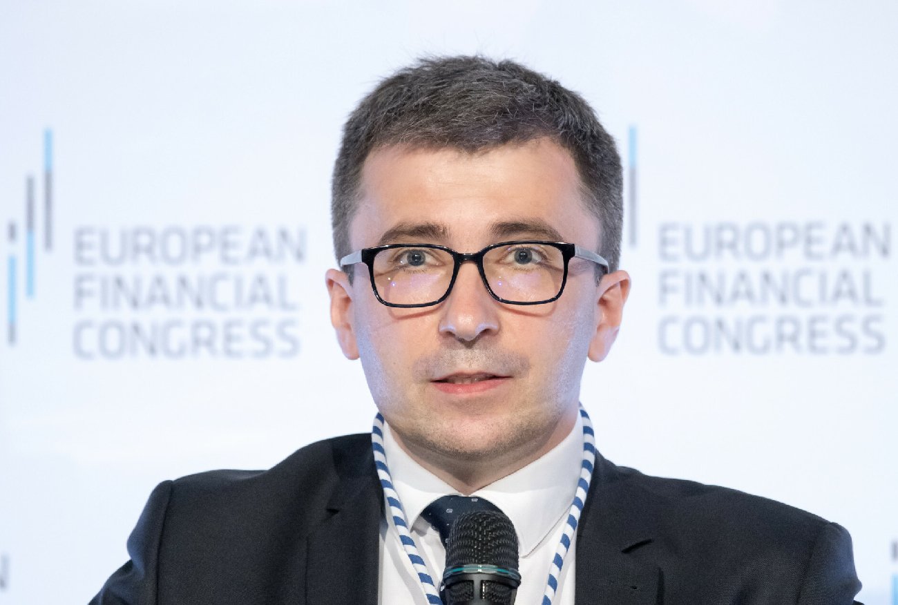 Likwidacja 500 plus? B. główny ekonomista PO ostro o transferach socjalnych