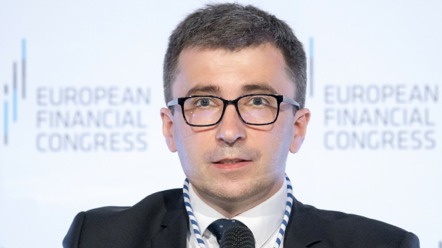 Likwidacja 500 plus? B. główny ekonomista PO ostro o transferach socjalnych