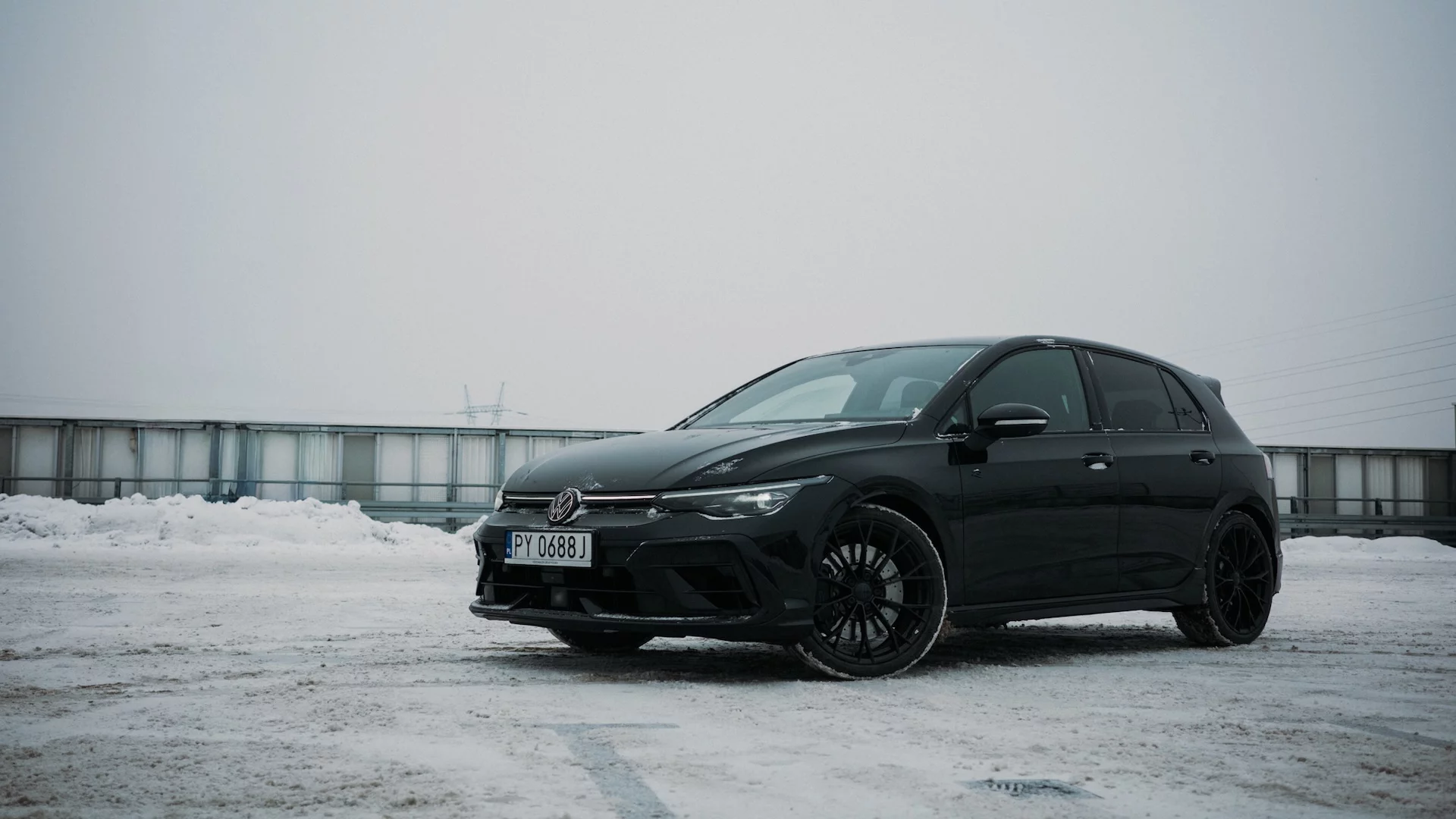 Golf R i atak zimy to miał być koszmar. Ten Volkswagen prowokuje, by zadać jedno pytanie