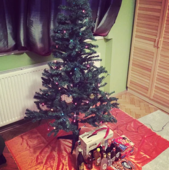 Właściciel tej choinki wielorazowego użytku opatrzył ją hasztagiem #uglychristmastree