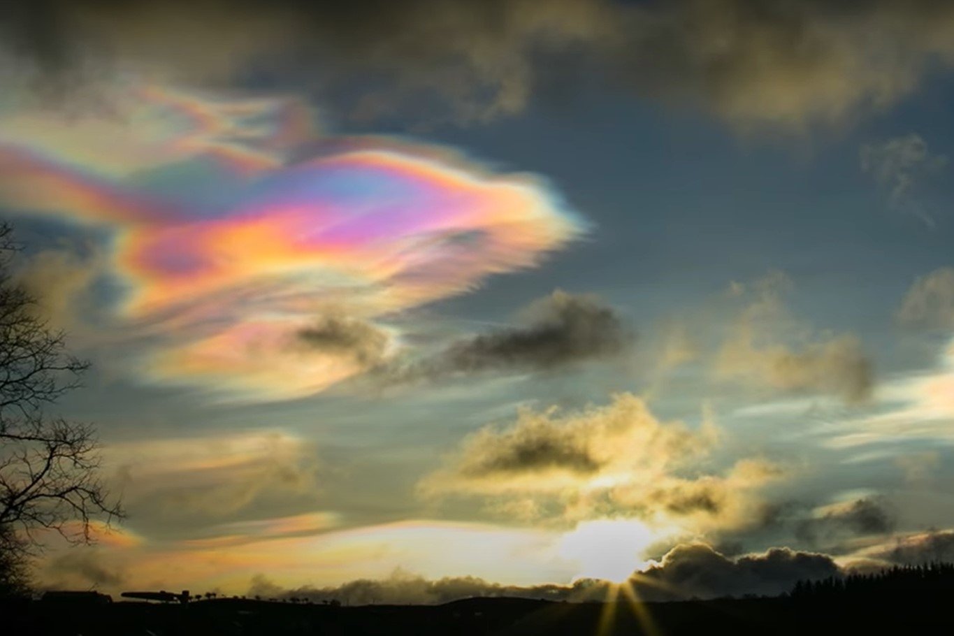 Obłoki perłowe (Nacreous Clouds) na polskim niebie. Ciekawe zjawisko już w marcu Polarne chmury stratosferyczne w marcu nad Polską. Jak wyglądają?