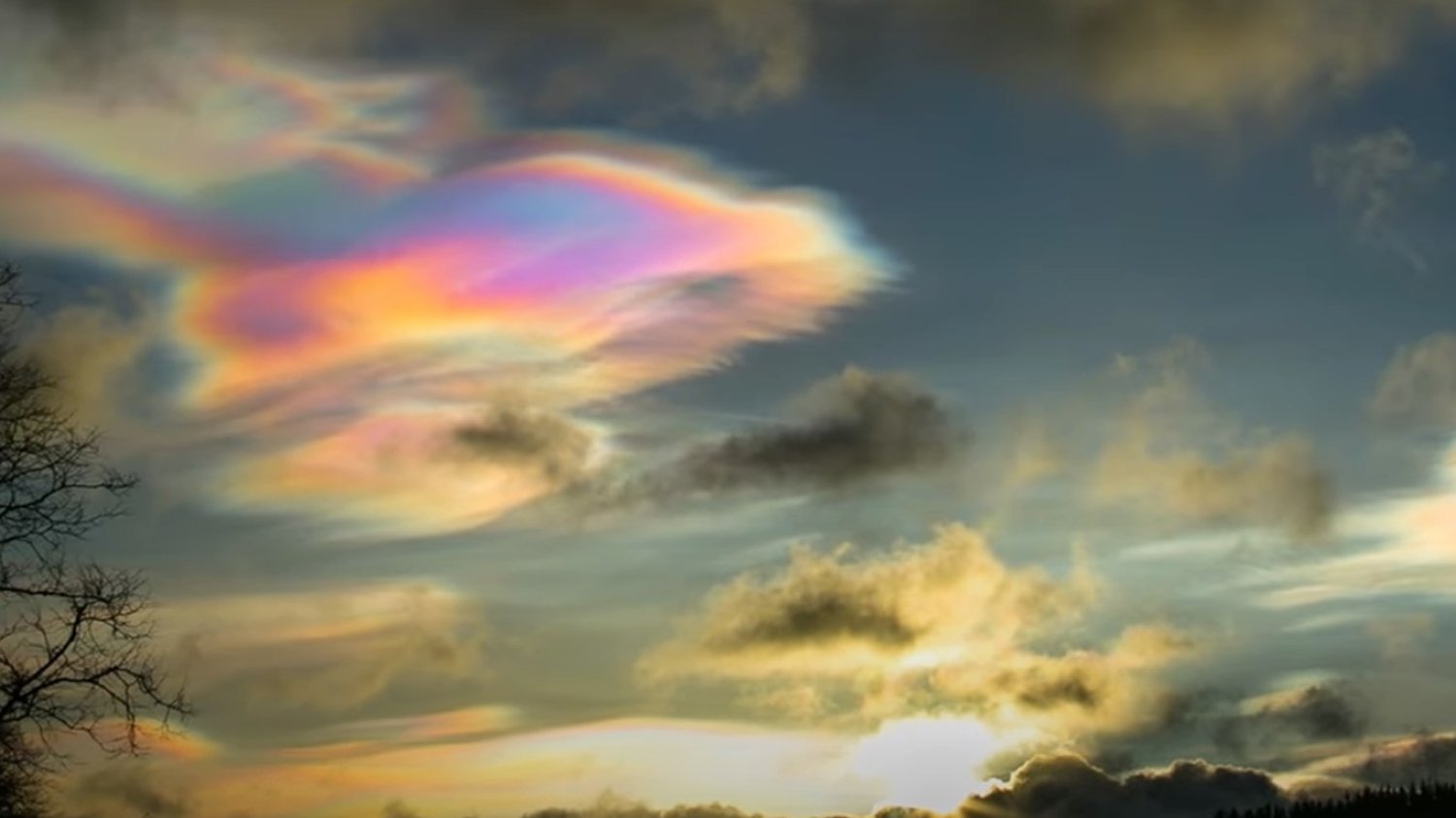 Obłoki perłowe (Nacreous Clouds) na polskim niebie. Ciekawe zjawisko już w marcu Polarne chmury stratosferyczne w marcu nad Polską. Jak wyglądają?