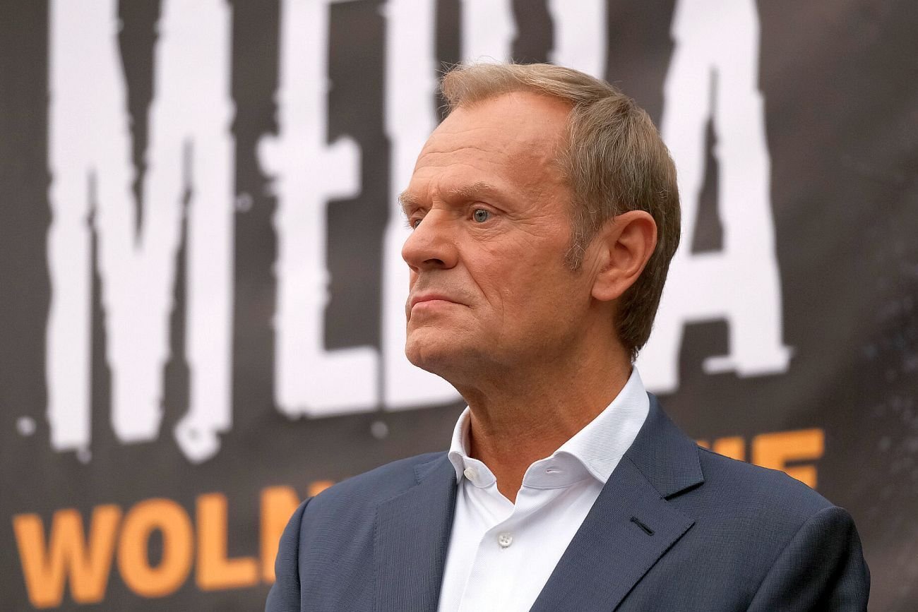 Donald Tusk chce obronić TVN. Zapowiedział zmianę w prawie.