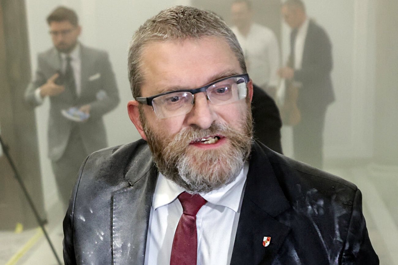 Grzegorz Braun z Konfederacji atakował z gaśnicą w Sejmie