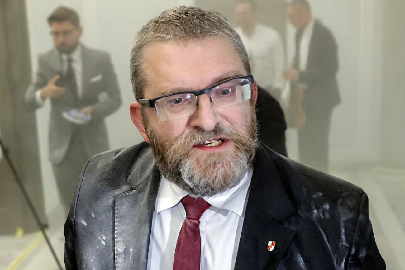 Grzegorz Braun z Konfederacji atakował z gaśnicą w Sejmie