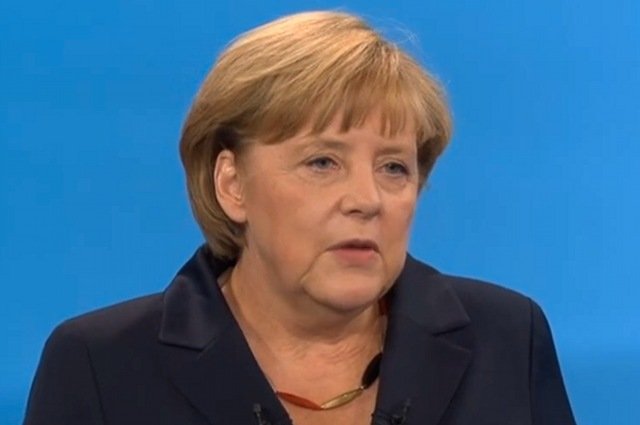 Czarno-złoto-czerwony naszyjnik Angeli Merkel stał się przebojem przedwyborczej debaty telewizyjnej