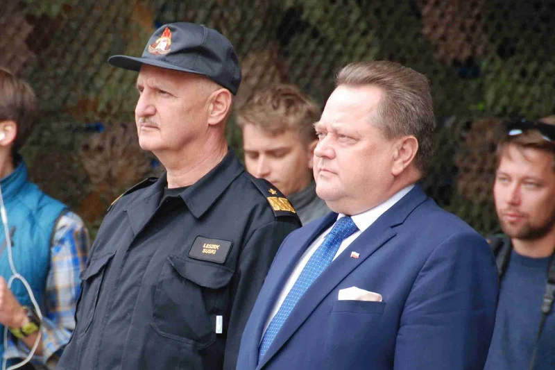 Komendant PSP Leszek Suski i jego patron wiceminister Spraw Wewnętrznych Jarosław Zieliński