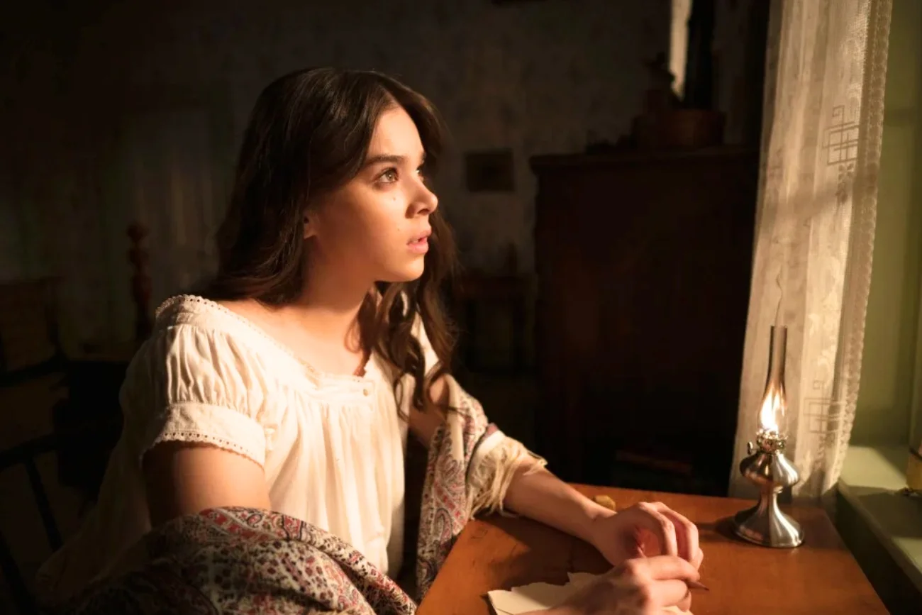 Hailee Steinfeld w serialu "Dickinson"