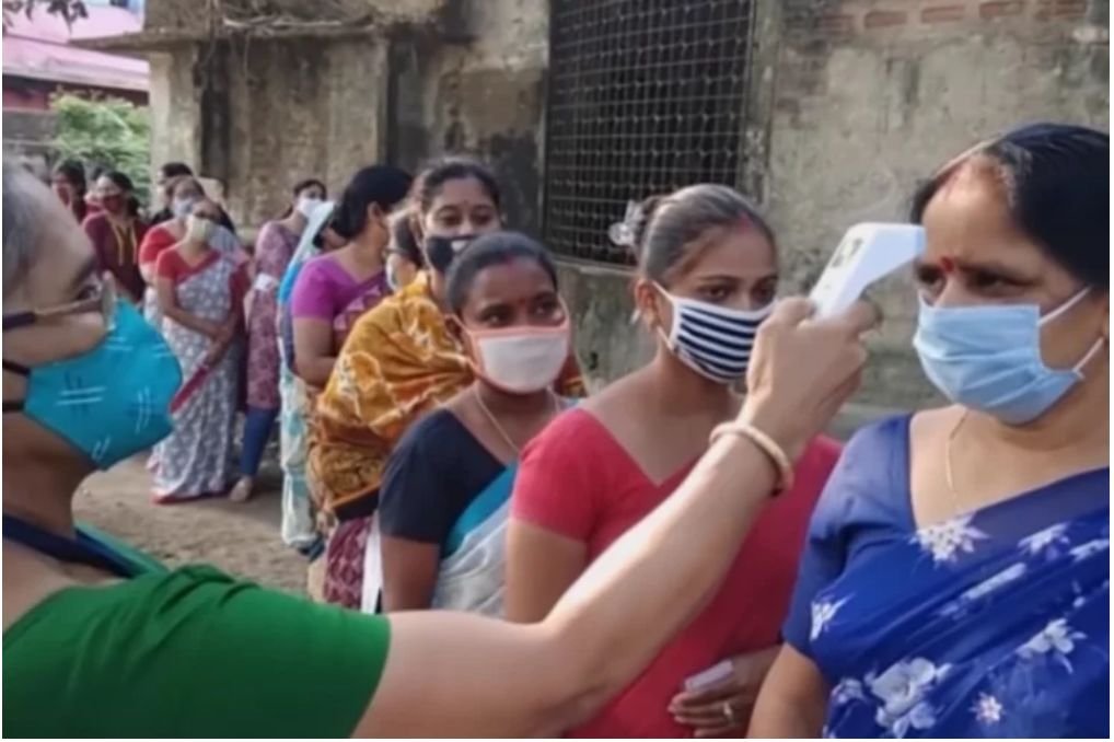 Indie już piąty dzień z rzędu biją globalny rekord liczby wykrytych w ciągu doby zakażeń koronawirusem.