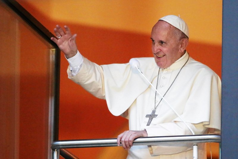 Papież Franciszek znów zaskakuje. Pogratulował i pobłogosławił homoseksualną parę, która ochrzciła troje adoptowanych dzieci.