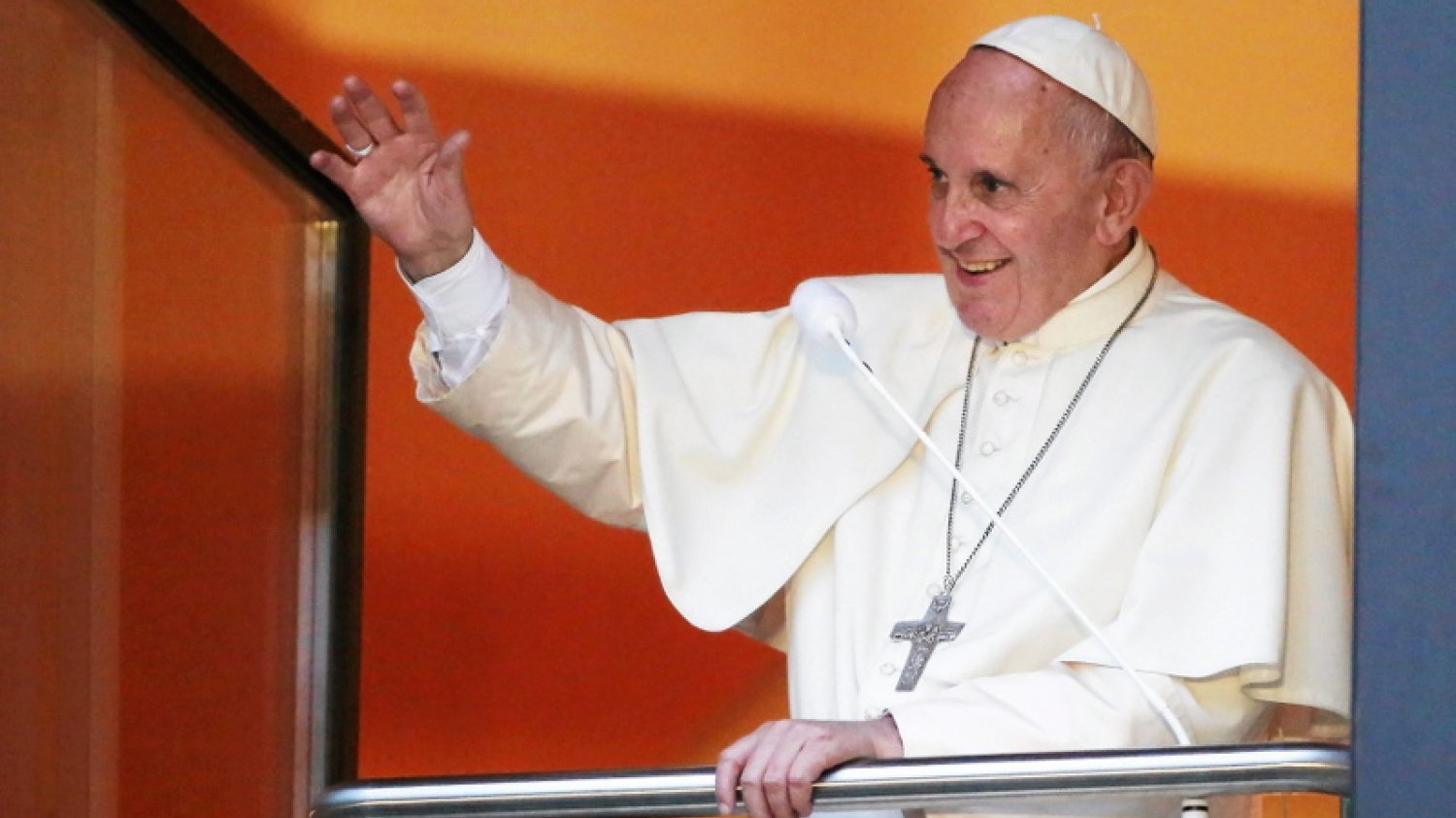Papież Franciszek znów zaskakuje. Pogratulował i pobłogosławił homoseksualną parę, która ochrzciła troje adoptowanych dzieci.